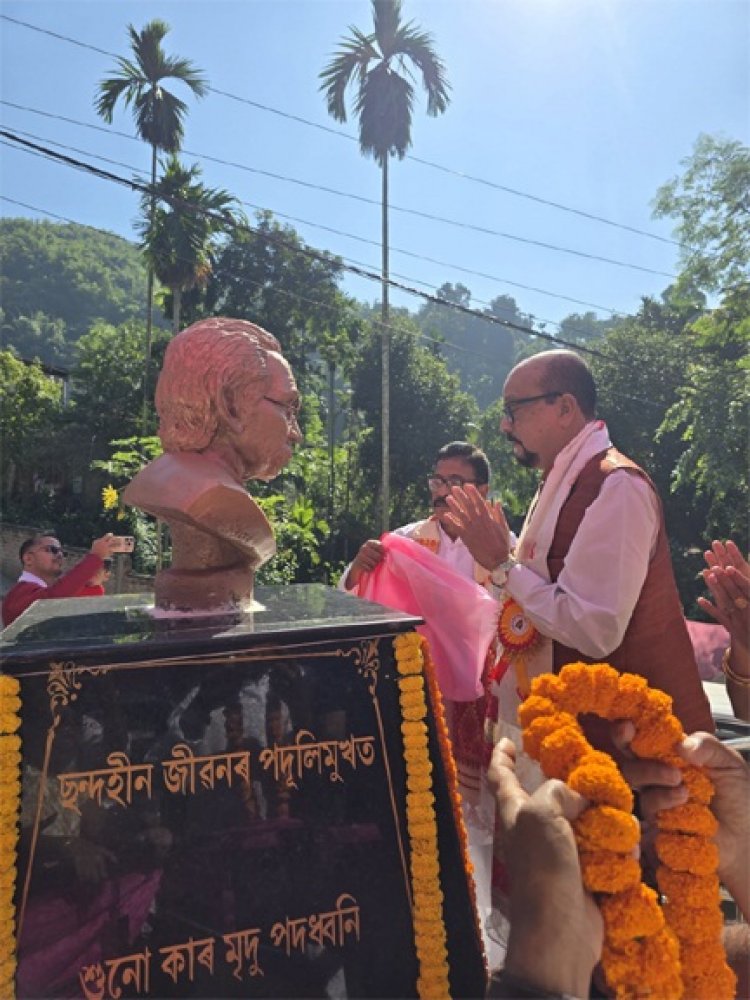 राज्यपाल डेका ने खैरागढ़ विश्वविद्यालय में निर्मित असम के प्रसिद्ध साहित्यकार के कांस्य प्रतिमा का किया अनावरण