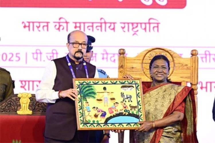 राष्ट्रपति मुर्मु के छत्तीसगढ़ आगमन पर राज्यपाल ने भेंट की भित्ती चित्रकारी की पेंटिंग