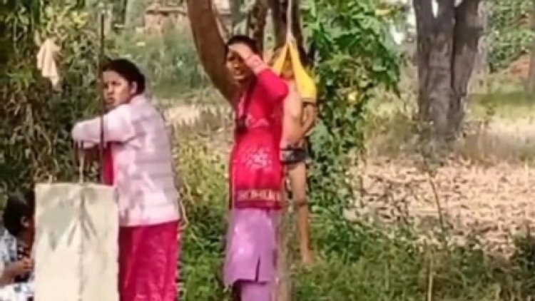 बच्चे को पेड़ से लटकाकर सजा देने वाली शिक्षिका बर्खास्त