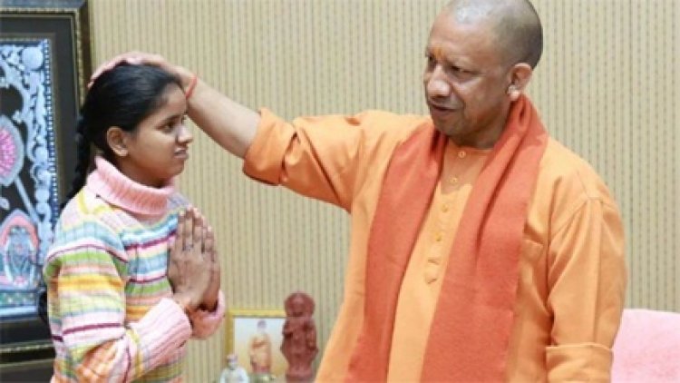 घर छोड़कर सीएम योगी से मिलने पहुंची मूक-बधिर खुशी
