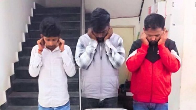 युवकों ने बीच सड़क पर कार रोककर मनाया बर्थडे पार्टी फिर पुलिस ने दिया अपने अंदाज में 'GIFT'