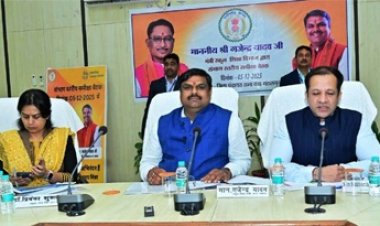 स्कूल शिक्षा मंत्री गजेन्द्र यादव ने ली रायपुर संभाग के अधिकारियों की समीक्षा बैठक