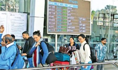 फ्लाइट रद होने से परेशान यात्री