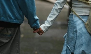 'बिजनेस ट्रिप' का बहाना बनाकर प्रेमिका के साथ थाईलैंड गया था पति, बाढ़ में फंसा तो खुली पोल