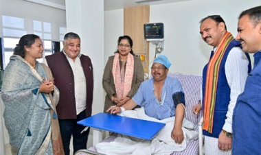 पर्यटन एवं संस्कृति मंत्री राजेश अग्रवाल ने निजी अस्पताल में लुंड्रा विधायक प्रबोध मिंज से भेंट कर उनका कुशलक्षेम जाना एवं उनके शीघ्र स्वस्थ होने की कामना की