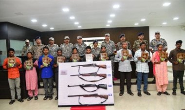गढ़चिरौली में 82 लाख के इनामी 11 माओवादियों ने डाले हथियार