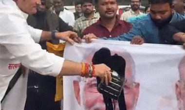 कांग्रेसियों ने मोदी-शाह के पोस्टर पर पोती कालिख