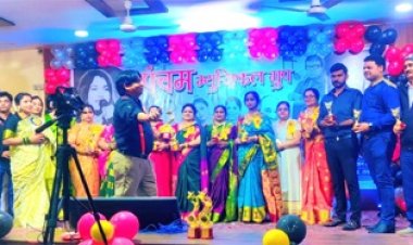 पंचम म्यूजिकल ग्रुप की शानदार प्रस्तुति, महिलाओं का वेश-भूषा बना आकर्षण का केंद्र