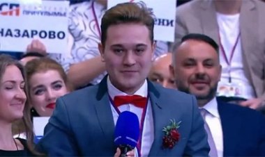 पुतिन की पीसी के बीच युवक ने अपनी गर्लफ्रेंड को किया प्रपोज