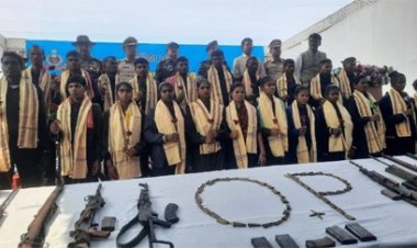 22 इनामी माओवादियों ने डीजीपी के सामने किया आत्मसमर्पण