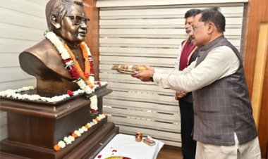 मुख्यमंत्री विष्णु देव साय ने भारत रत्न अटल बिहारी वाजपेयी की प्रतिमा पर माल्यार्पण कर दी श्रद्धांजलि
