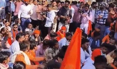 तेलीबांधा थाने के सामने सड़क पर बजरंग दल का चक्काजाम