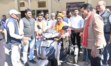 दिव्यांग नेमी सिंह को उपमुख्यमंत्री शर्मा ने प्रदान की पेट्रोल चलित स्कूटी