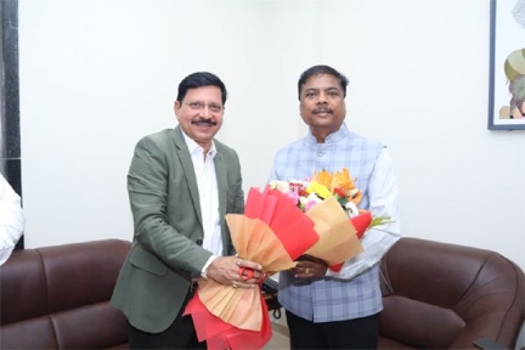 वन मंत्री कश्यप से एसईसीएल के सीएमडी ने की सौजन्य भेंट