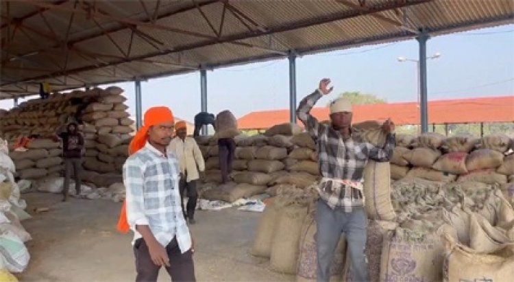 कृषक दिनेश ने आसानी से बेचा अपना धान, खरीदी केन्द्र की बेहतर व्यवस्था पर जताई खुशी