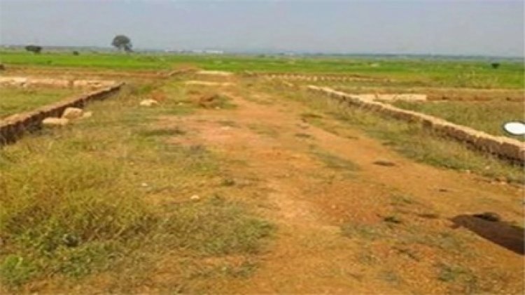 पांच डिसमिल से कम कृषि भूमि की रजिस्ट्री पर लगी रोक के खिलाफ बीन बजाकर प्रदर्शन