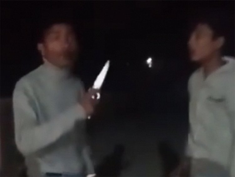 चाकू की नोक पर एक युवक से पैर छूकर माफी मंगवाई