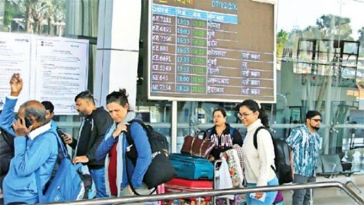 फ्लाइट रद होने से परेशान यात्री