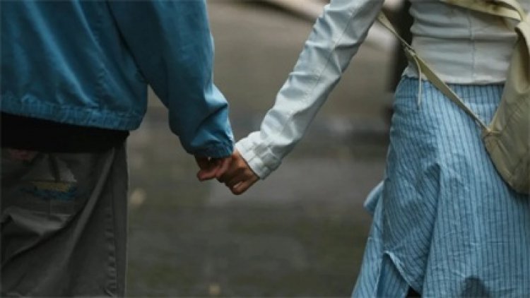 'बिजनेस ट्रिप' का बहाना बनाकर प्रेमिका के साथ थाईलैंड गया था पति, बाढ़ में फंसा तो खुली पोल