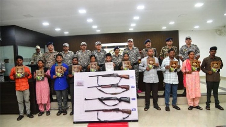 गढ़चिरौली में 82 लाख के इनामी 11 माओवादियों ने डाले हथियार