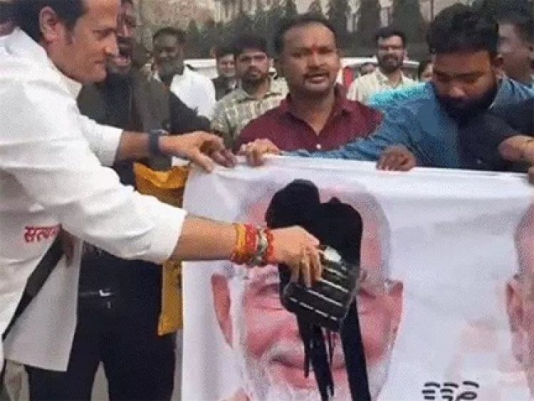 कांग्रेसियों ने मोदी-शाह के पोस्टर पर पोती कालिख