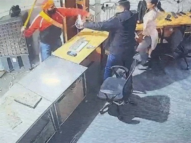 मैग्नेटो मॉल में धर्म पूछकर तोड़फोड़