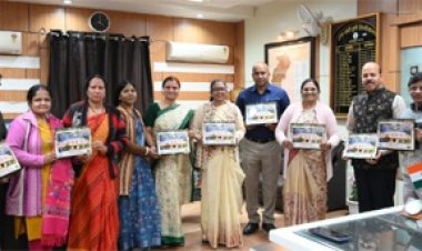 कुलपति ने किया नेहरू पुस्तकालय द्वारा प्रकाशित टेबल कैलेंडर का विमोचन