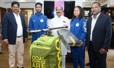 उप मुख्यमंत्री अरुण साव ने नेशनल सेंटर ऑफ एक्सीलेंस में परफॉर्मेंस असेसमेंट के लिए चयनित खिलाड़ियों को दिए हॉकी किट