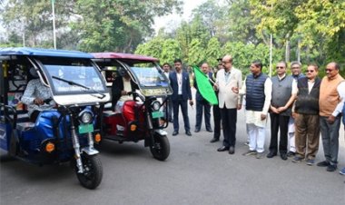 राज्यपाल डेका ने सरस्वती शिक्षा संस्थान को प्रदान किए चार ई- रिक्शे