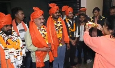 मैग्नेटो-मॉल में तोड़फोड़ के आरोपियों की उतारी आरती