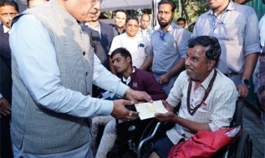 मुख्यमंत्री जनदर्शन: दिव्यांग प्रवीण गिरी गोस्वामी को पुत्री की शादी के लिए मिला 20 हजार का तत्कालीक सहायता