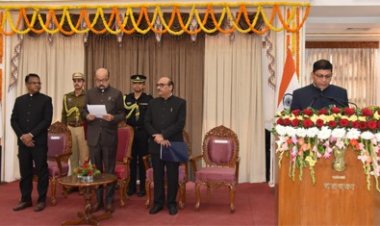 राज्यपाल डेका ने  अमिताभ जैन को मुख्य सूचना आयुक्त एवं अग्रवाल और मिश्रा को राज्य सूचना आयुक्त पद की शपथ दिलाई