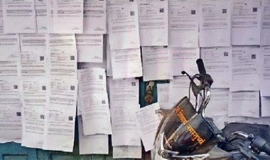 निगम के सभापति के घर के बाजू की दीवार और बिजली के खंभों पर लगा रहे नोटिस