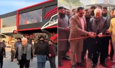 पाकिस्तान के रक्षा मंत्री ख्वाजा आसिफ की भारी फजीहत हुई है