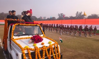 केन्द्रीय राज्यमंत्री तोखन साहू ने ध्वजारोहण कर परेड की ली सलामी