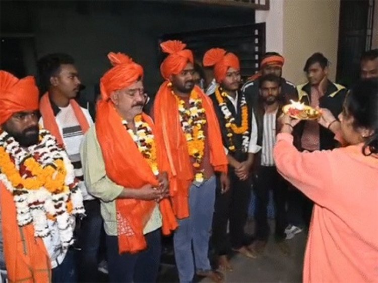 मैग्नेटो-मॉल में तोड़फोड़ के आरोपियों की उतारी आरती