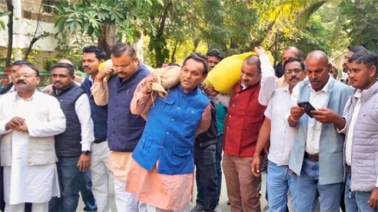 बिलासपुर में कंधे पर धान की बोरी लादकर ज्ञापन सौंपने पहुंचे कांग्रेसी