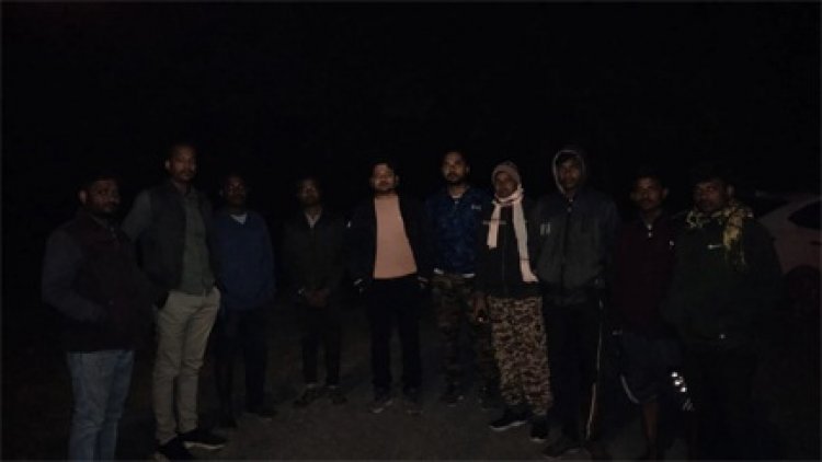 शोक पत्र बांटकर लौट रहे युवकों पर हाथियों का हमला