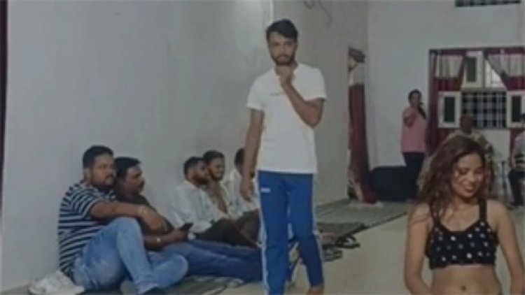 अर्धनग्न युवतियों का अश्लील डांस और शराबखोरी, वीडियो वायरल होने से मचा हड़कंप