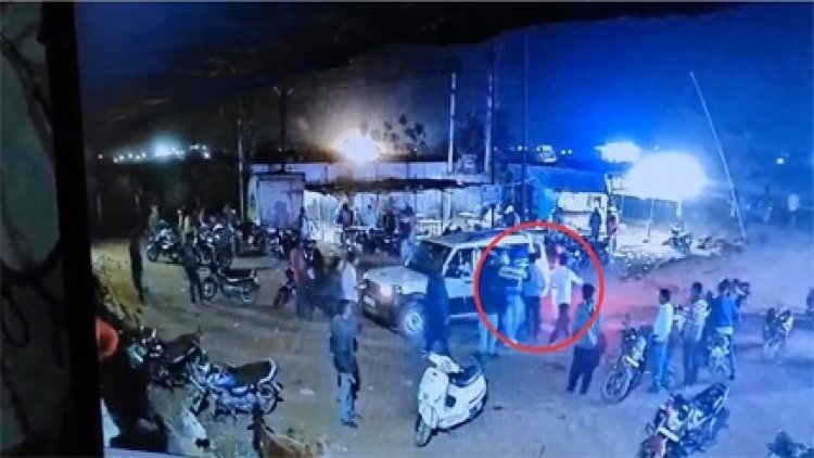 शराब दुकान से 4 कर्मचारियों को उठा ले गए बदमाश, देखती रह गई भीड़