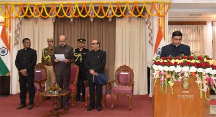 राज्यपाल डेका ने  अमिताभ जैन को मुख्य सूचना आयुक्त एवं अग्रवाल और मिश्रा को राज्य सूचना आयुक्त पद की शपथ दिलाई