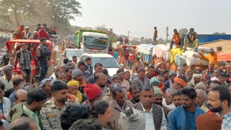 धान बिक्री के लिए टोकन नहीं मिलने से नाराज किसानों ने राजपुर में नेशनल हाईवे किया जाम