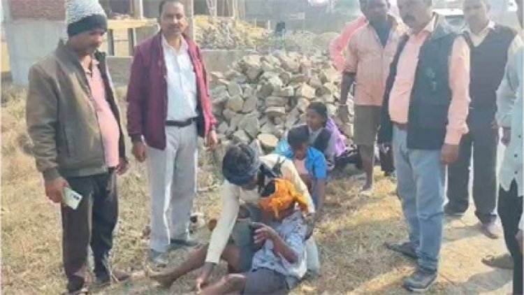 स्टंटबाजी के दौरान बाइक से उछलकर सड़क पर गिरे दो छात्र, हालत गंभीर