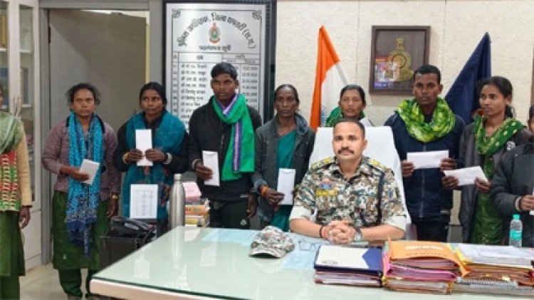 धमतरी में 47 लाख के इनामी 9 खूंखार माओवादियों ने किया सरेंडर