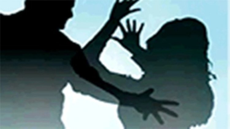 अलग रह रही पत्नी पर पति ने पेट्रोल डालकर लगाई आग, चेहरा झुलसा