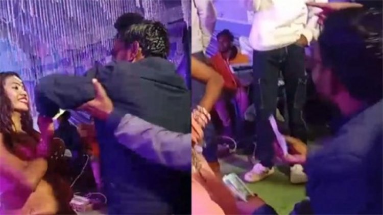 बारबाला पर जमकर नोट उडाते दिखे रोजगार सहायक