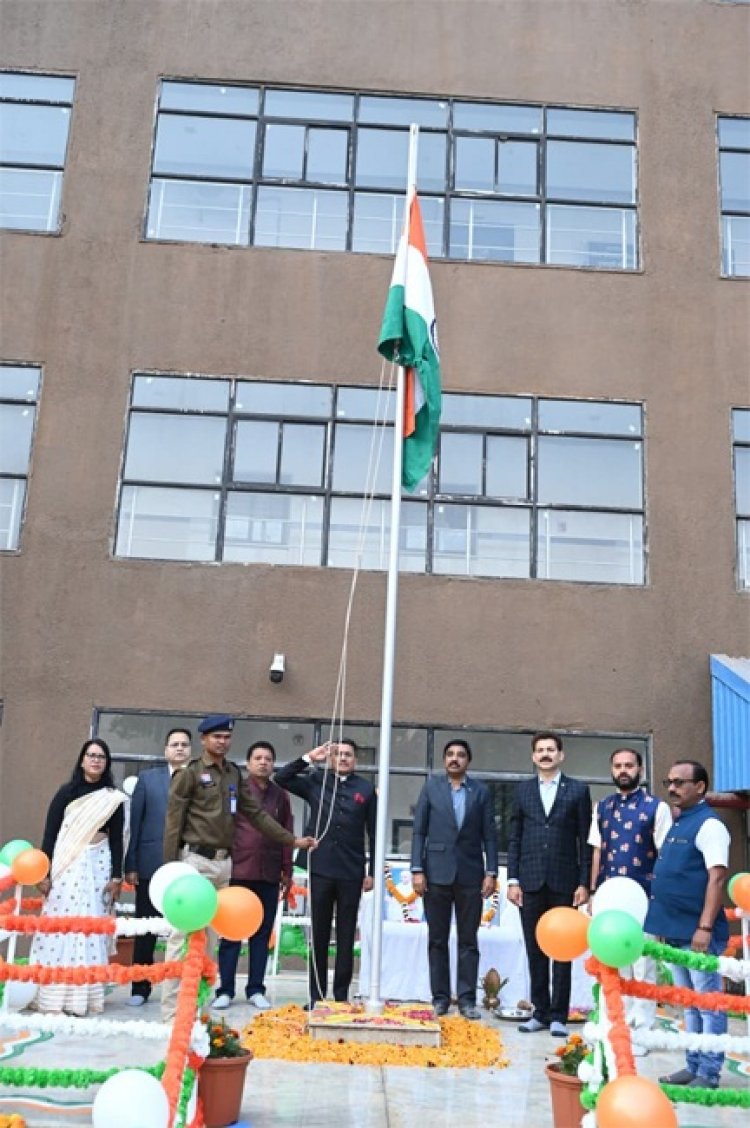 इंद्रावती भवन में आयुक्त अवनीश कुमार शरण ने किया ध्वजारोहण