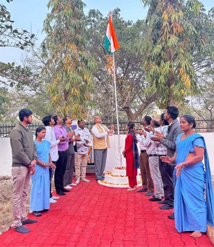 गणतंत्र दिवस पर छत्तीसगढ़ राज्य खाद्य आयोग के अध्यक्ष शर्मा ने किया ध्वजारोहण