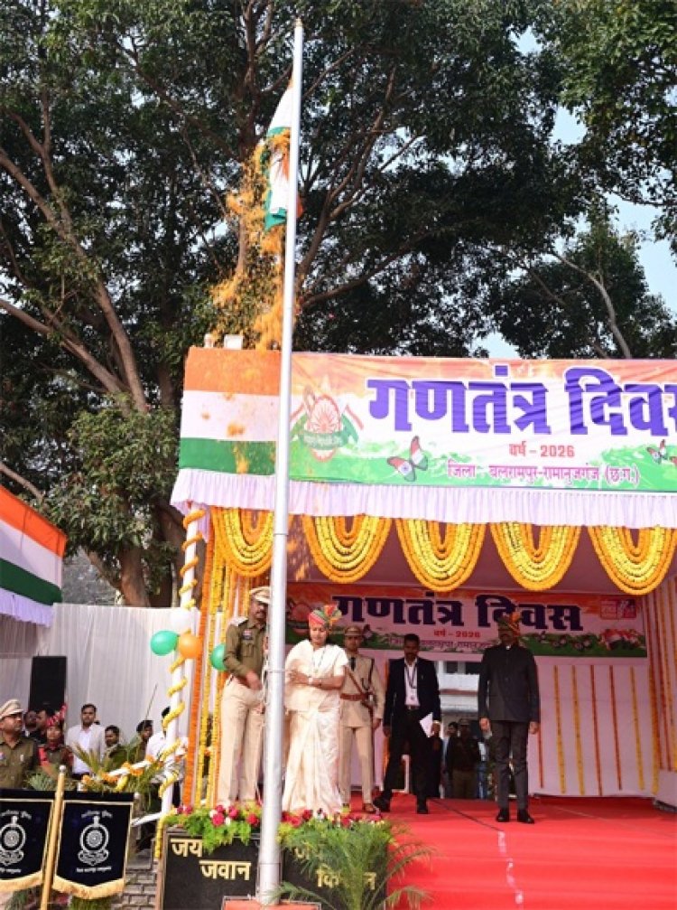 मंत्री लक्ष्मी राजवाड़े ने बलरामपुर में किया ध्वजारोहण