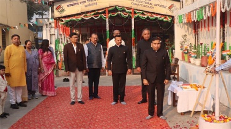 77वें गणतंत्र दिवस पर मुख्य निर्वाचन पदाधिकारी यशवंत कुमार ने फहराया राष्ट्रीय ध्वज